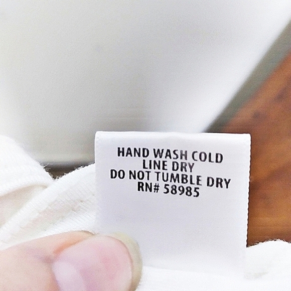 Emma & Sam White Cropped Tee Size Medium - Picture 6 of 6